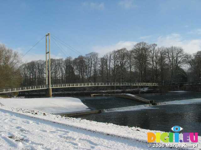 16566 Taff weir bridge in the snow